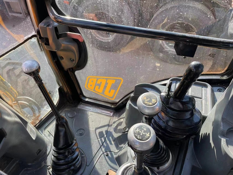 JBC 3CX used backhoe loader9