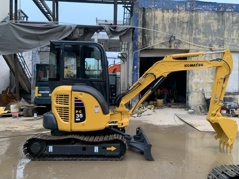 second hand Komatsu 35 with cab7