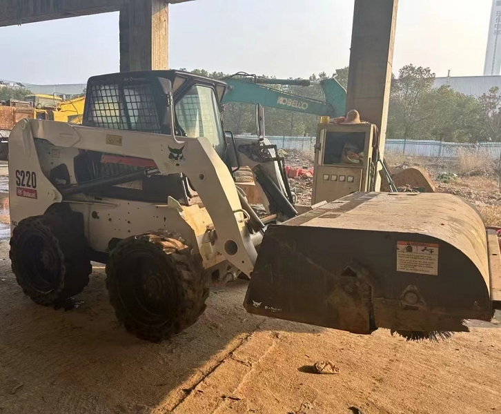 Bobcat S220(9)